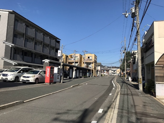 150mほど直進。左手にパーキングが見えたら、その向かい側が寳幢寺です